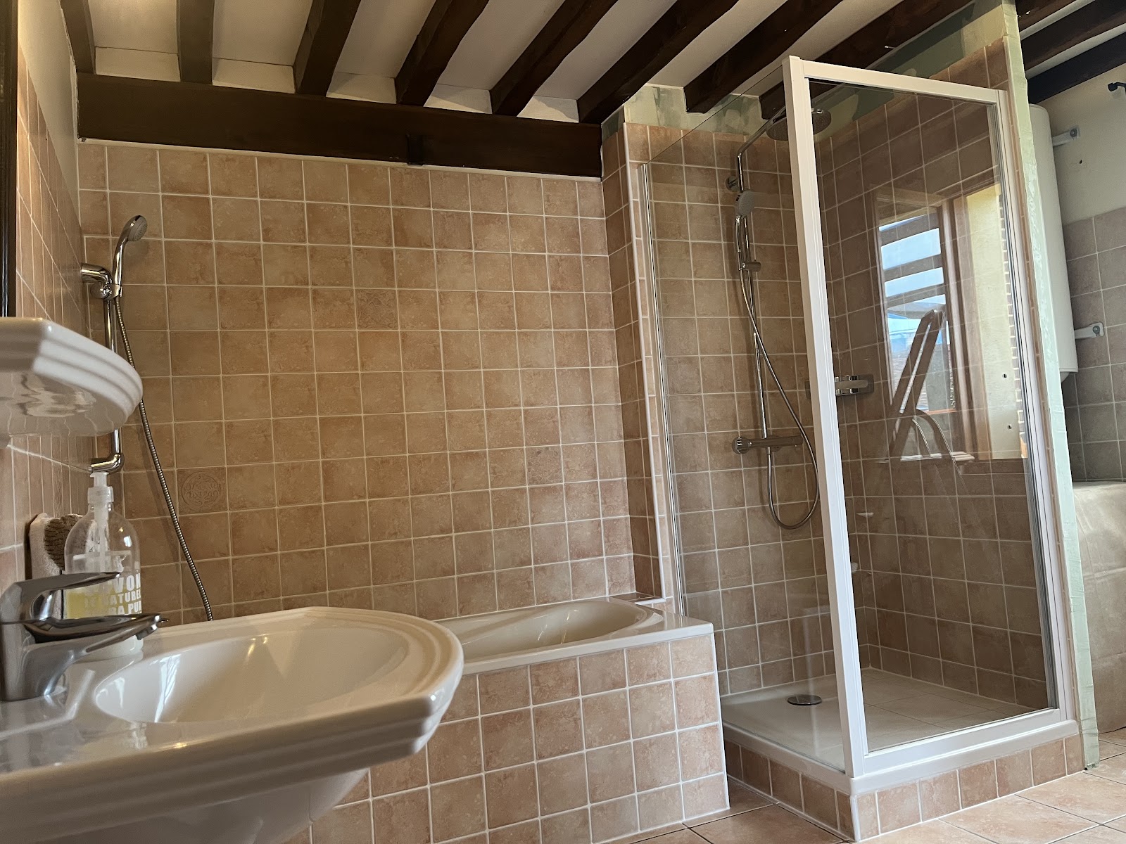 Salle de bain rénovée par ACPIE avec douche à l'italienne et baignoire, à Marines